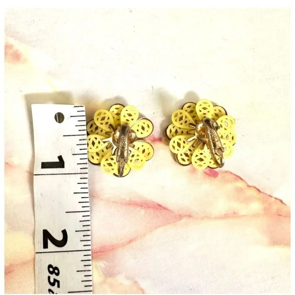 Coro vintage yellow flower rhinestone clip on earrings